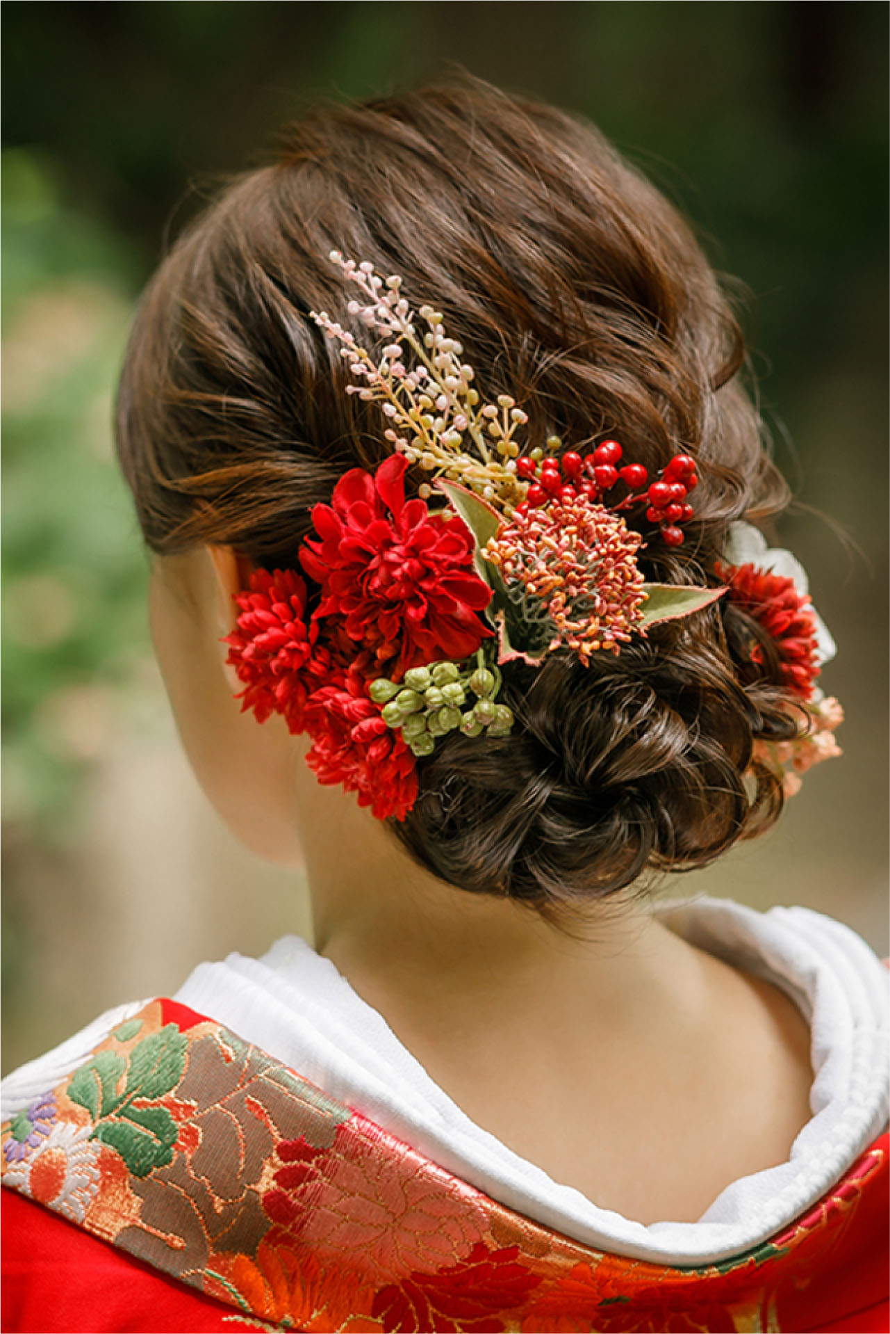 お花飾りを髪に付けている和装の女性
