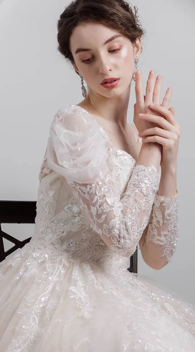白いウエディングドレスを着た後ろ姿の女性